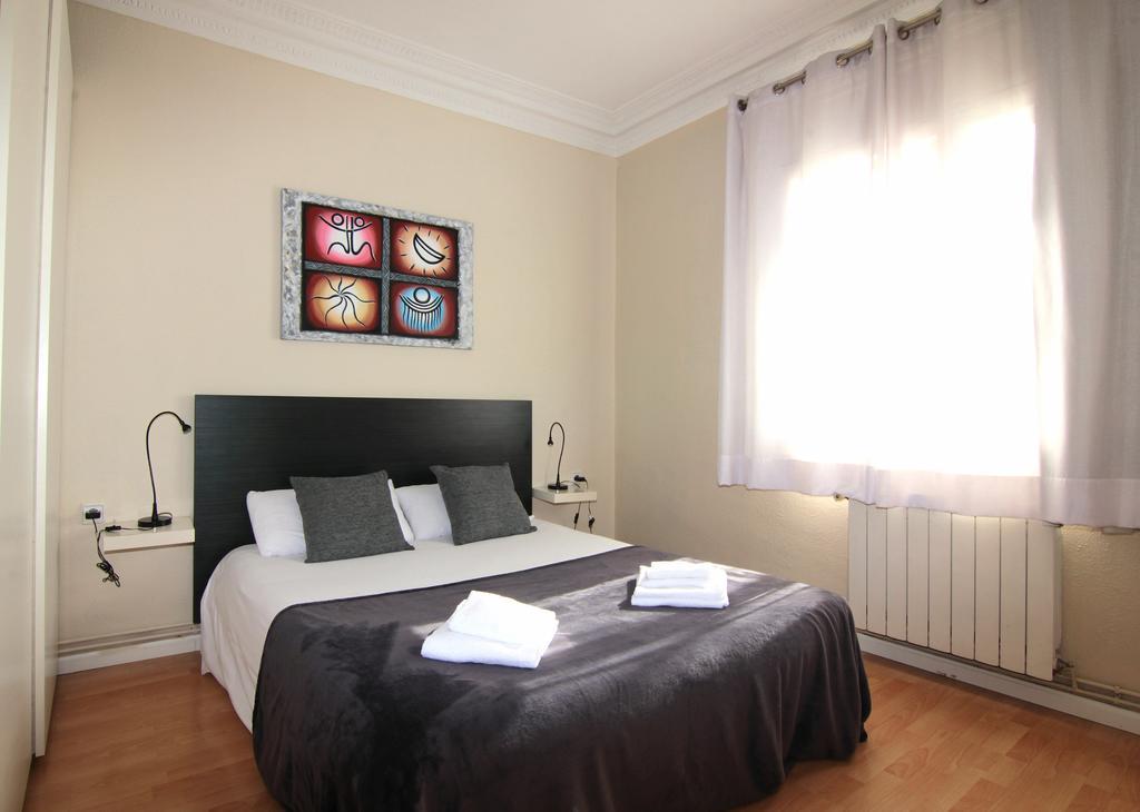 برشلونة Classbedroom Gaudi Apartments الغرفة الصورة