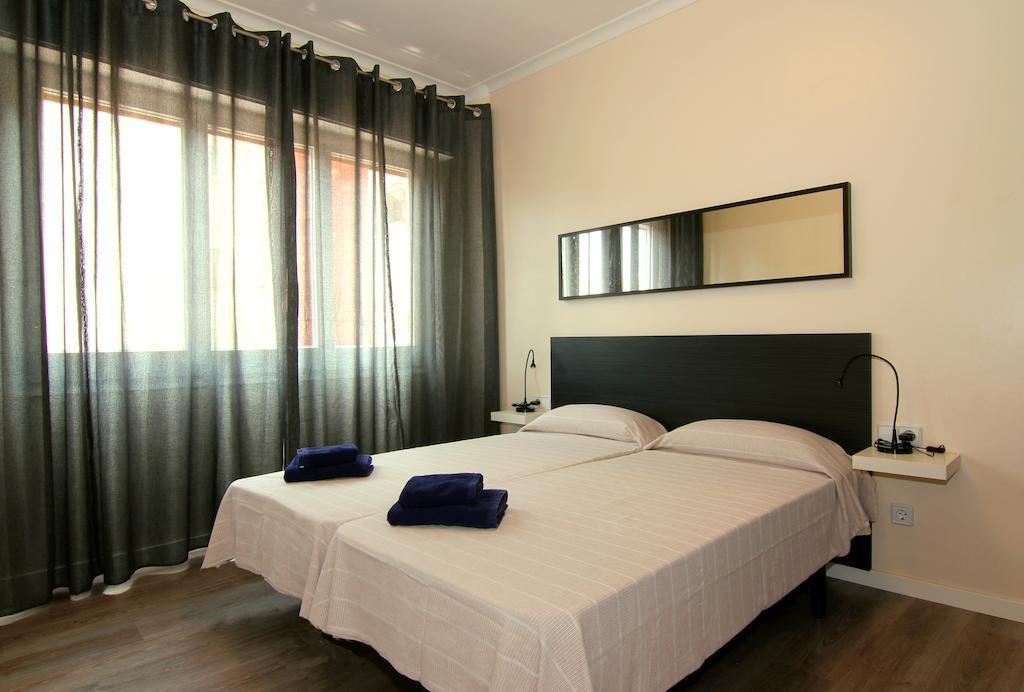 برشلونة Classbedroom Gaudi Apartments الغرفة الصورة